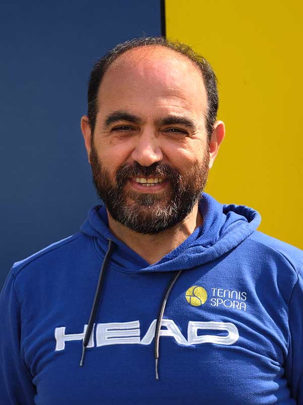 Portrait de Elalami Michel, responsable administration de Tennis Spora