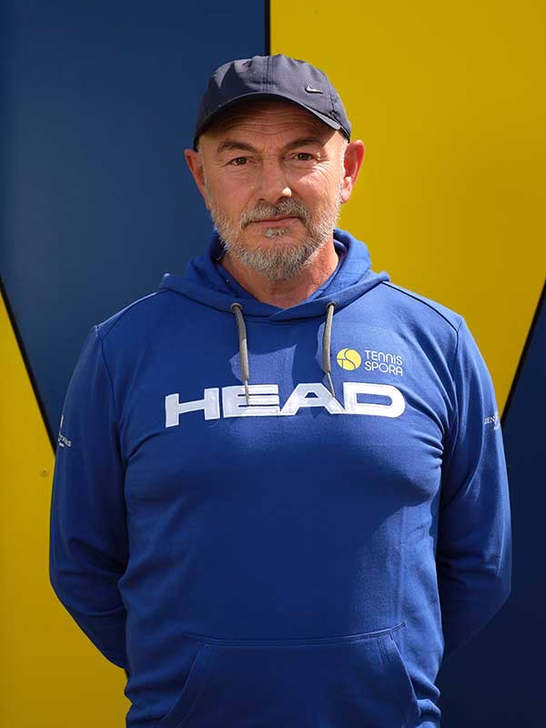 Portrait de Elalami Michel, responsable administration de Tennis Spora